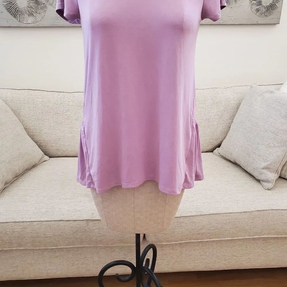 Chelsea 28 Ruffle Back Hem Tee Size Small - Picture 4 of 11